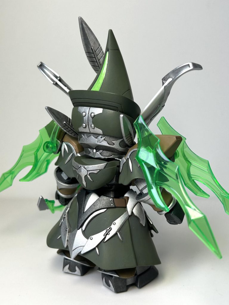 スカートや肩のヒラヒラしたところは布?なんでしょうか。金属っぽい装飾部分と質感を変えるため、つや消しと光沢で塗り分けています。トーンの違う2種類の銀で塗り分けた後頭部の装飾部分がお気に入りだったんですが、組んでしまうと全然目立たないな…。