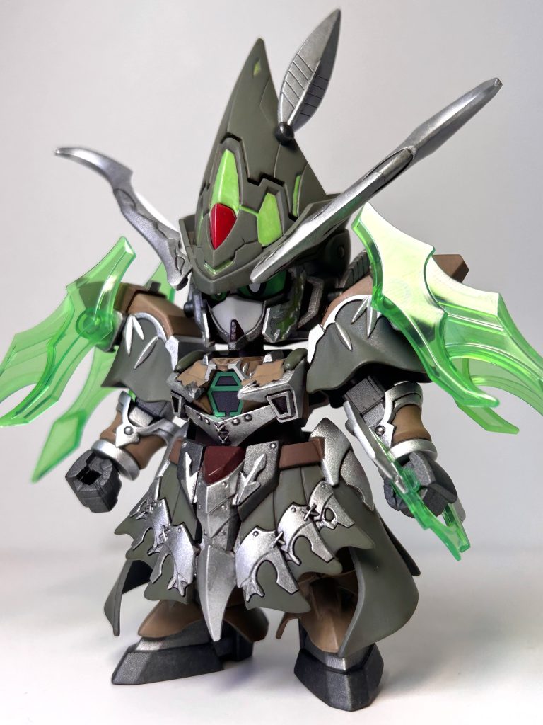 中世ファンタジー風の世界観にマッチするように、アニメっぽく派手な青や赤の色を抜き、茶色やハルレッドに置き換えてみました。メインカラーの緑も少し茶色に寄せて彩度を落としています。アクリジョンや水性ホビーカラー、タミヤアクリルで筆塗り、ほぼ全塗装。マスクやアンテナの白い部分とクリアパーツは成形色です。