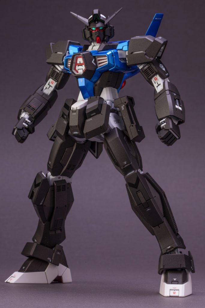 色 scheme を逆転させました：内部フレームは白色、アーマーは MrColor Gun Metal グレーです。キャンディペイントの技術を試してみたかったので、胴体を Molotov Liquid Chrome で塗装し、その上に MrColor Clear Blue を塗布しました。残念ながら、結果はそれほど耐久性がなく、一部の箇所で既に剥がれ始めています。