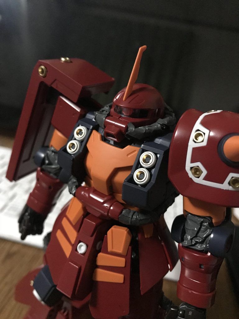 オレンジパーツには艶消し、メインカラーの赤はあずき色、スラスターにはゴールドを。