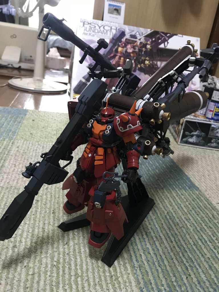 嵩張る赤い高機動型ザク