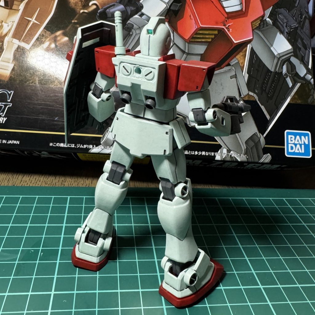 後ろ姿です。HGジム作ったことある人にはわかると思いますが、うっかり&モチベの問題で踵付近とバックパックのモールド部分の塗装塗り分けサボってます。。笑