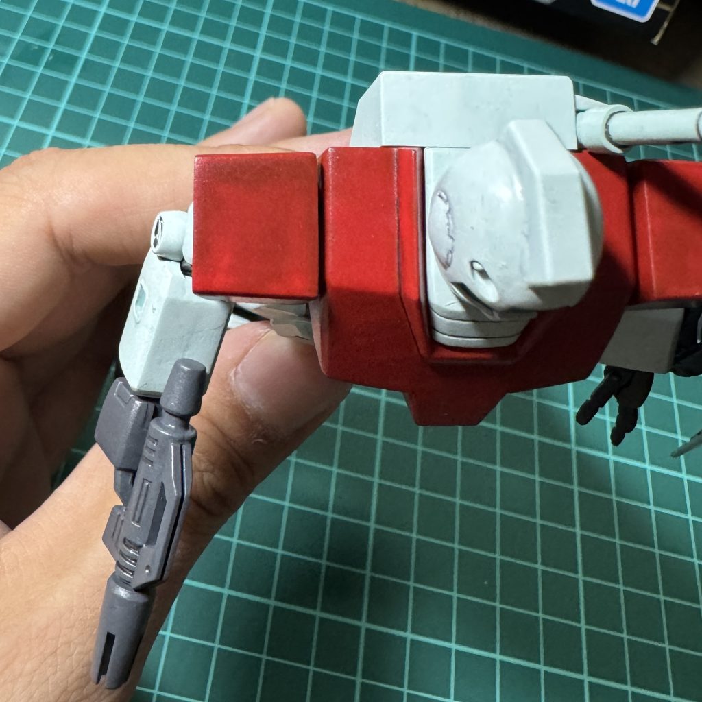 黒混ざりきらず失敗した肩の赤です。。武器、ハンドパーツ、関節はニュートラルグレーに焼鉄色と黒鉄色混ぜた色なんですけど、もう少しグレー抑えてメタリック感あっても良いかも?