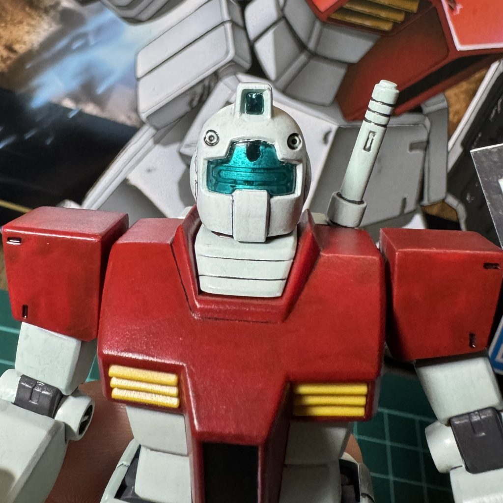 今回の塗装作業のっけからの大失敗はこのボディの赤、なぜか暗めの色味付けをしたくて黒を混ぜたのが失敗、全然混ざりきらず黒が目立ってムラ感増しでした。。と、僕は筆塗りなので本来マスキングでの塗り分け等はやらないのかもしれないのですが、頭部のクリアパーツバイザー部分の後ハメ加工がどうしても嫌で、マスキングでの塗り分けに初チャレンジしましたが、見事に隙間から余計な白が侵食してしまいました。マスキングむずい〜。あともう細かい筆塗りする気力なくて、こめかみバルカンの黄色も塗りサボりました笑