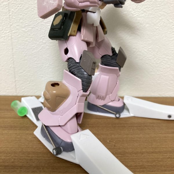 ジェットスキーのディティールを付けました。スキーと脚の固定バンドみたいなパーツは悩みましたがスプリング等で再現しました。実際には足裏との接続はスキー側に真鍮線、足裏の小バーニアを開口してつないでいます。土日休みでなんとか形になりました。後はすごく小さいロケットランチャーを大型化したら、概ね改修完了です。（肩シールドに取付するから仕方ないのかな？メイン武器にするつもりなので、シールドへの取付ギミックは見送り）ジェットスキーは図面作成して正解でした。紙で印刷してプラ板に貼り付け、切出したため非常に時短になる+精度が良く、製作がサクサク行きました。プラ板に糊付けした紙は、ぬるま湯に20分程度漬けると自然に剥がれます。（2枚目）