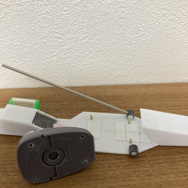 ジェットスキーのディティールを付けました。スキーと脚の固定バンドみたいなパーツは悩みましたがスプリング等で再現しました。実際には足裏との接続はスキー側に真鍮線、足裏の小バーニアを開口してつないでいます。土日休みでなんとか形になりました。後はすごく小さいロケットランチャーを大型化したら、概ね改修完了です。（肩シールドに取付するから仕方ないのかな？メイン武器にするつもりなので、シールドへの取付ギミックは見送り）ジェットスキーは図面作成して正解でした。紙で印刷してプラ板に貼り付け、切出したため非常に時短になる+精度が良く、製作がサクサク行きました。プラ板に糊付けした紙は、ぬるま湯に20分程度漬けると自然に剥がれます。（7枚目）