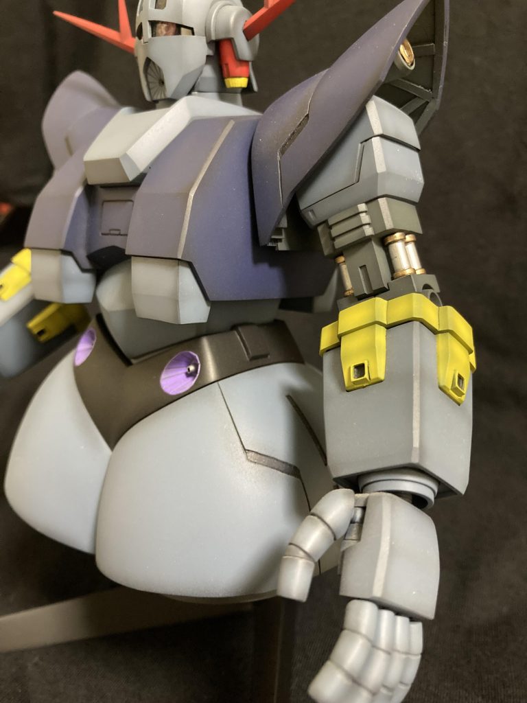 前腕は有線式サイコミュのため、黄色パーツに小型スラスターを追加前腕射出してから方向転換するには、スラスターが必要かと