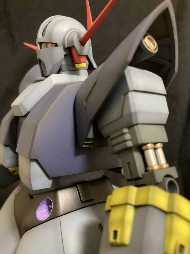 肩アーマー内部にディティールが無いので、それらしく追加バーニアはあまり必要無かったかも…