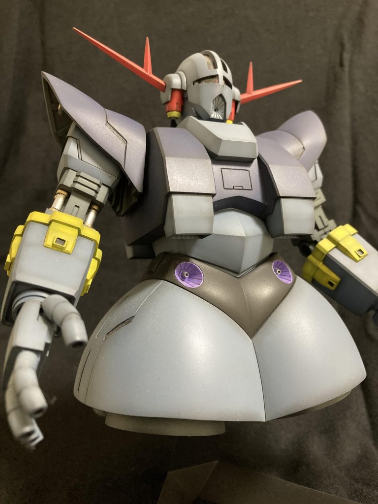 腰の紫のメガ粒子砲は別パーツに見えるようモールドを掘りました