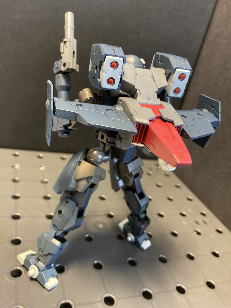 真後ろから見てはいけません。このスイカバー的な形状を見ると赤く塗らずにはいられないガノタ。一度塗り直そうと剥がしたのですが、衝動でまた赤く塗ってしまう有様。