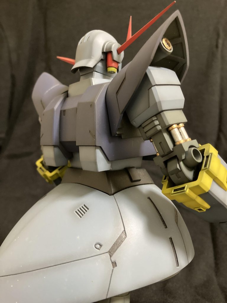 スカート背面にも段違いスリット的なモールドを追加