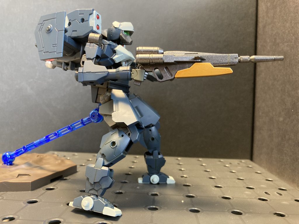 劇中でウィンングガンダムのバスターライフルを借りて撃つシーンがありまして、それが妙~に刺さりまして好きなんです。そんなワケでやってみたかったんですスミマセン。バスターライフルはEGウィング発売前とういのもありまして、家にあったAGE2ライフルに無理やりカートリッジ3つ貼り付けてみました。冒頭のライフルは悪ノリしてもっとデカくしてみました。