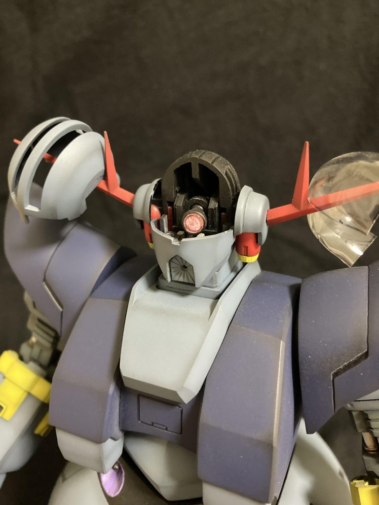 頭部カバー、モノアイカバーを外すとこんな感じボールジョイントでモノアイはグリグリ動きます