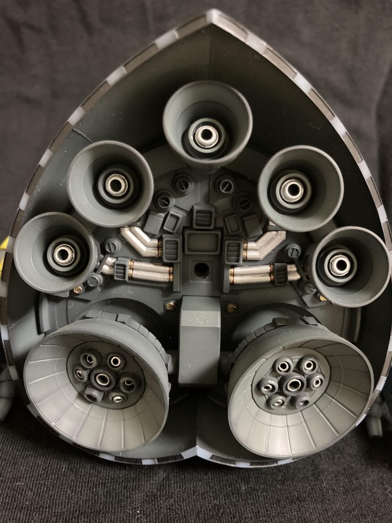 スカート内部のスラスターはシルバーをアクセントに