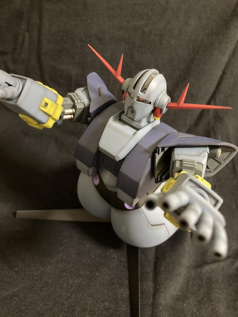 腕を上げると肩アーマー内部ディティールが見え、説得力がUPします