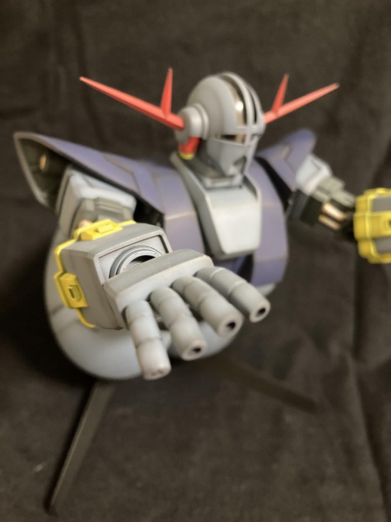 劇中では5本の指から一気にビームを撃っていましたが、使いこなせば1本1本がそれぞれに敵機に向けて撃てるのだとか...おそろしい...