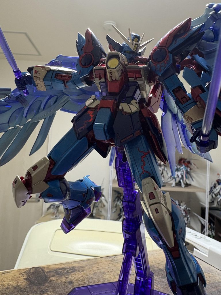 下アングルから。悪い顔してるけどさすがにイケメンです。