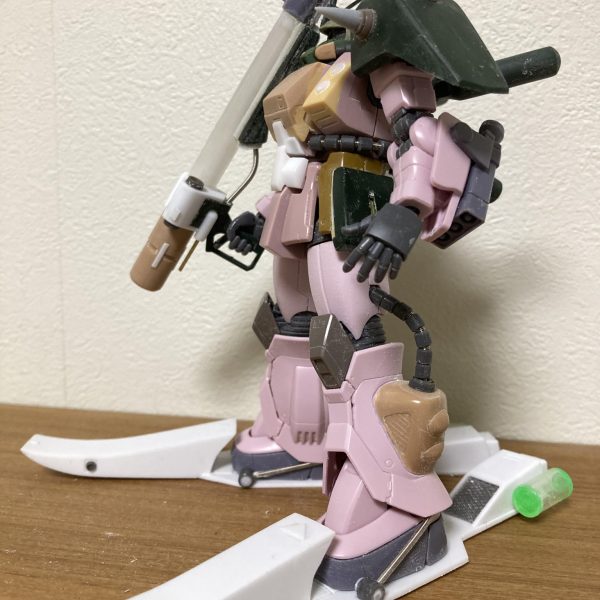 今日は早めに仕事が終わり、ディザート・ザクを進めました(週末の至福の時✨✨)やりたかった改修は全て終わり、後はバラしながら表面処理をしていきます。塗装後にしか組み立てた姿が見れないので、記念撮影。原形機のデザートザクとツーショット。結構マッシブになってたのねー💦（3枚目）