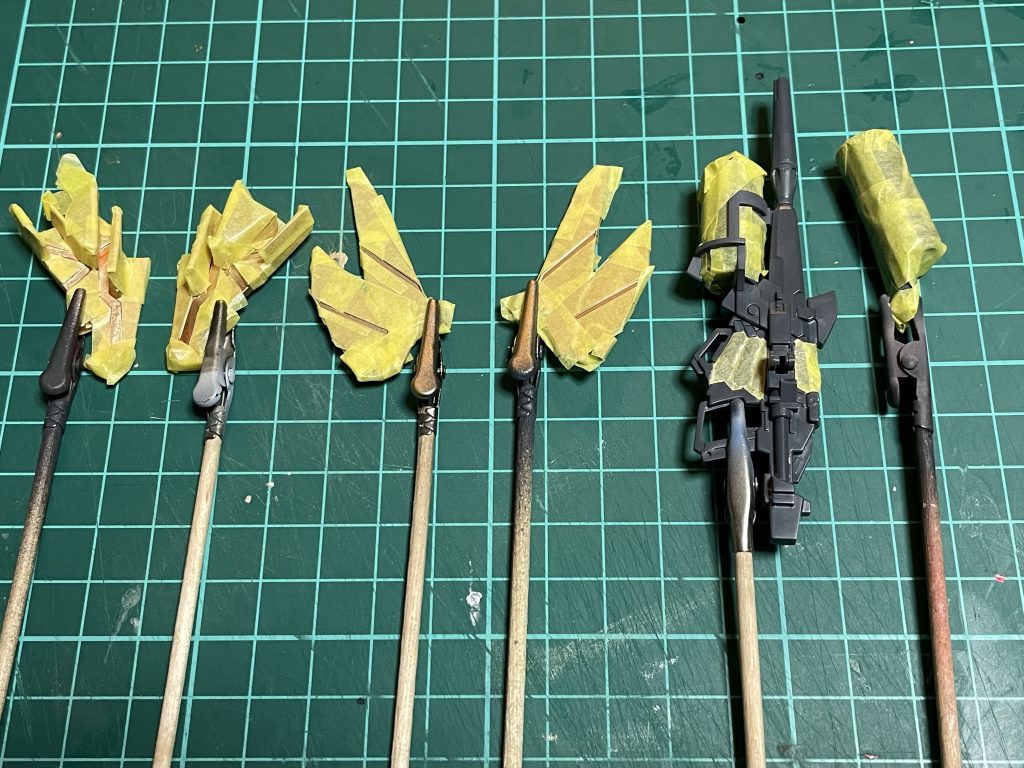 アームドアーマーXCのサイコフレーム部分を、蛍光オレンジにて塗装するためマスキングの図