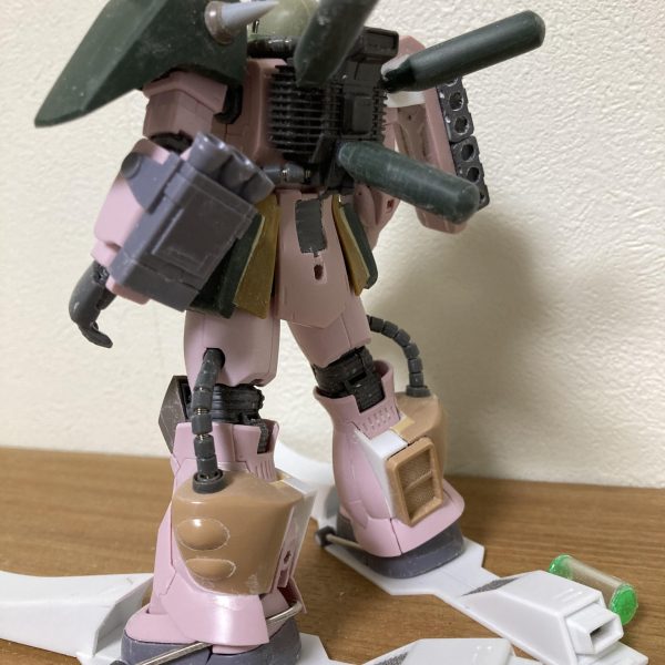 今日は早めに仕事が終わり、ディザート・ザクを進めました(週末の至福の時✨✨)やりたかった改修は全て終わり、後はバラしながら表面処理をしていきます。塗装後にしか組み立てた姿が見れないので、記念撮影。原形機のデザートザクとツーショット。結構マッシブになってたのねー💦（4枚目）