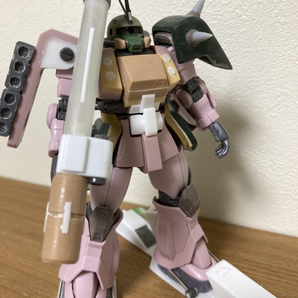 今日は早めに仕事が終わり、ディザート・ザクを進めました(週末の至福の時✨✨)やりたかった改修は全て終わり、後はバラしながら表面処理をしていきます。塗装後にしか組み立てた姿が見れないので、記念撮影。原形機のデザートザクとツーショット。結構マッシブになってたのねー💦（5枚目）
