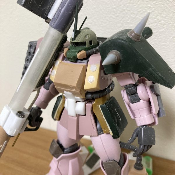 今日は早めに仕事が終わり、ディザート・ザクを進めました(週末の至福の時✨✨)やりたかった改修は全て終わり、後はバラしながら表面処理をしていきます。塗装後にしか組み立てた姿が見れないので、記念撮影。原形機のデザートザクとツーショット。結構マッシブになってたのねー💦（6枚目）