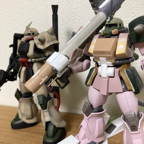 今日は早めに仕事が終わり、ディザート・ザクを進めました(週末の至福の時✨✨)やりたかった改修は全て終わり、後はバラしながら表面処理をしていきます。塗装後にしか組み立てた姿が見れないので、記念撮影。原形機のデザートザクとツーショット。結構マッシブになってたのねー💦（1枚目）