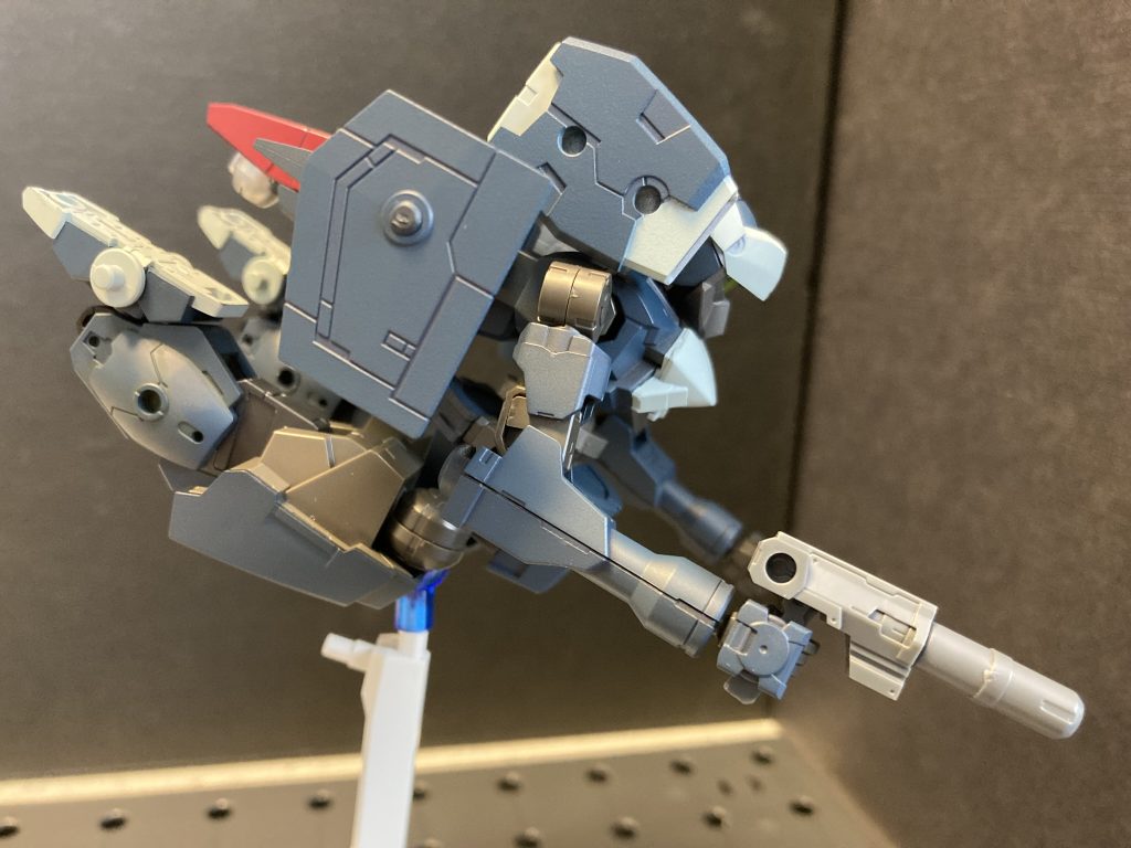 飛行形態です。変形というまでも無い変形ですが、まとまりを良くするために脚延長パーツをわざわざ抜く必要がございます。