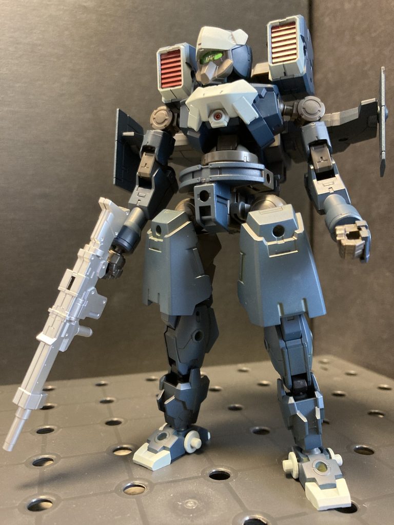 そんでツインアイにしたり赤の差し色をしたりと、行き当たりばったりな設定無視するので、更に似てないさんに。