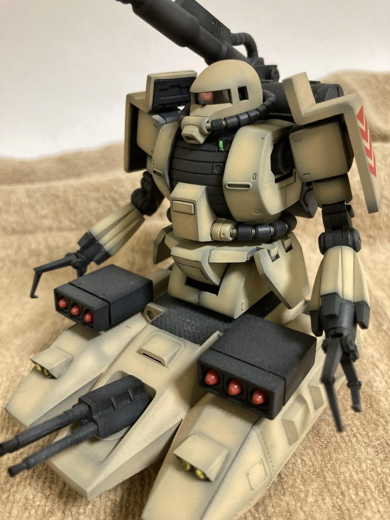 C型のバックパックはHGUCゲルググからの流用ザク系はビーム兵器を使えない設定ですが、ザクタンクは上半身、タンクにそれぞれジェネレータが積んであるはずなので出力が余るはず！と言い訳して、自分的には納得しています。バックパック自体もなんか色々積んでるデザインだし…