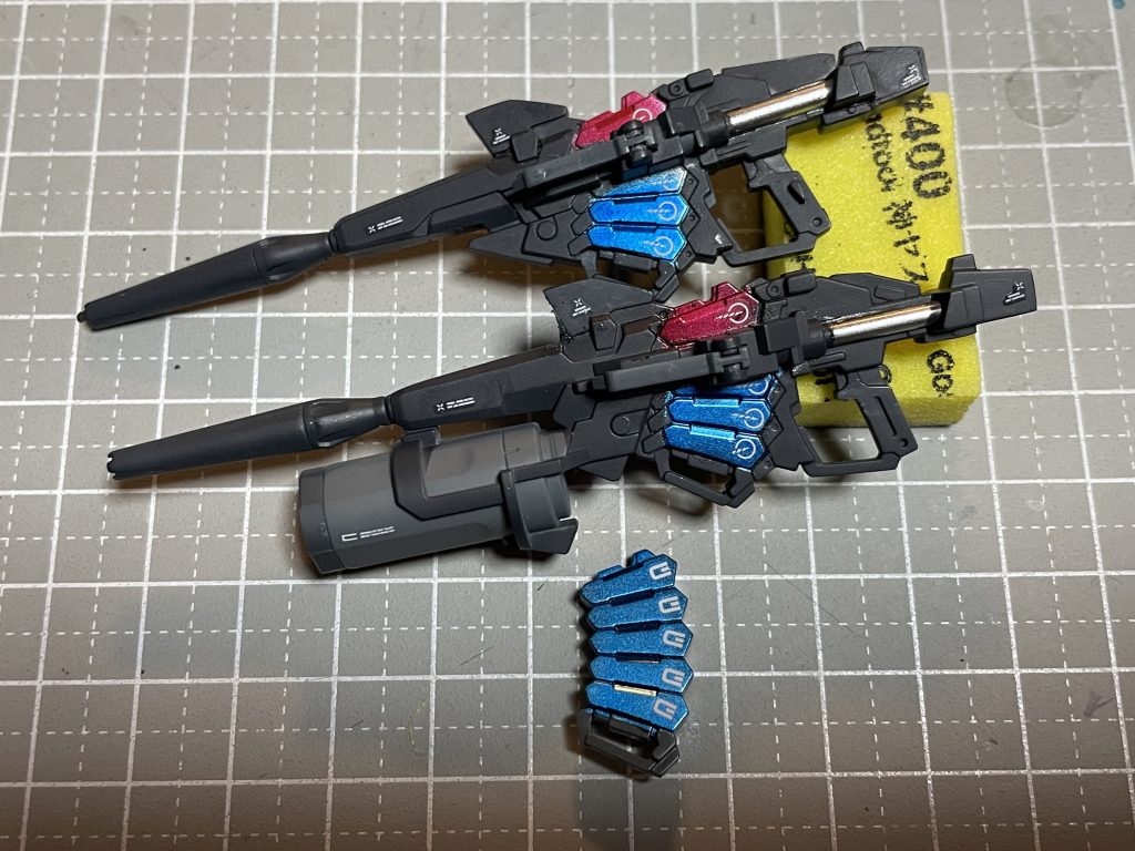 ビームマグナムの本体はファントムグレーで塗装、マガジン部分はキャンディ風塗装で色分けしています一応、装填されてる弾？エネルギー？は、色が赤色に変わるという脳内設定です🧠奥側のビームマグナムは、サムネの左側のバンシィの余剰パーツを引っ張り出してきていますせっかく２つ作ったので、2丁持ちにしたかったのですが、ストックしていた左手用の銃持ち手がどこかに、行ってしまいました💨