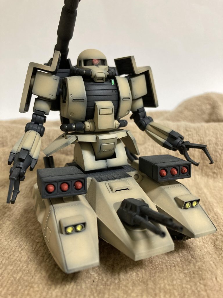 タンク先端の3連の機関銃は基部にポリキャップを仕込み、射角を少し調整可能です