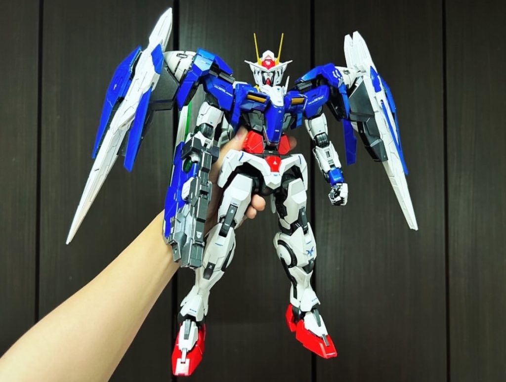 全身重すぎて左手プルプルさせながら撮影しました...笑 ダブルオー系は秘密兵器なのでコーションデカールは少ないだろうと言うことで控えめです。整備ハロが読み取れるバーコード類とソレスタルビーイングのロゴ程度に留めてます。