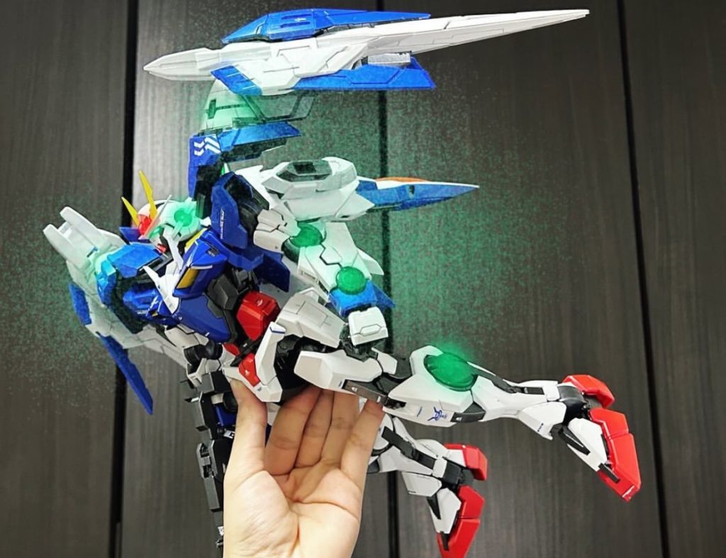 1/100ダブルオーライザーデザイナーズカラーのパケイメージで1枚可動出来るスタンドでもあれば楽なんですけどこの重量を支えられるのはなかなかないですよ笑