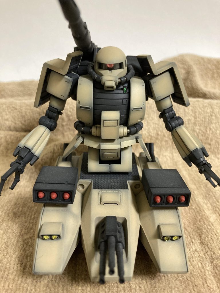 完成時、息子に見せたら『コレ…上半身ザクの意味ある？腕とかなんの意味も無くない？』と冷静なツッコミが😭 