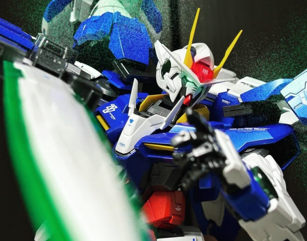 でかすぎてポージングが難しいです笑 意外と肩がドライヴに干渉して上がらないし、肩はパーツを押し込みながら回す仕様なので非常に動かしずらい。まぁそんな動かすモデルじゃないですもんね。