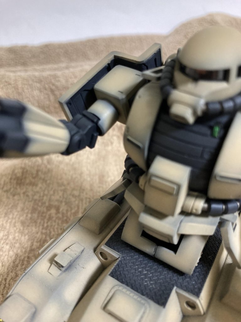 シールド裏側にプラ板で細かくディティールを追加でも、ほとんど見えません！