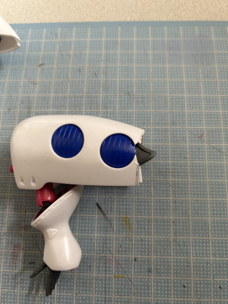 製作胸のクチバシはキュベレイの肩パーツを貼り合わせて作りました。