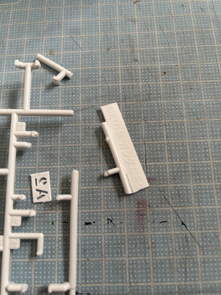 羽部分はランナーの板状部分を切って、削って無理矢理作りました。