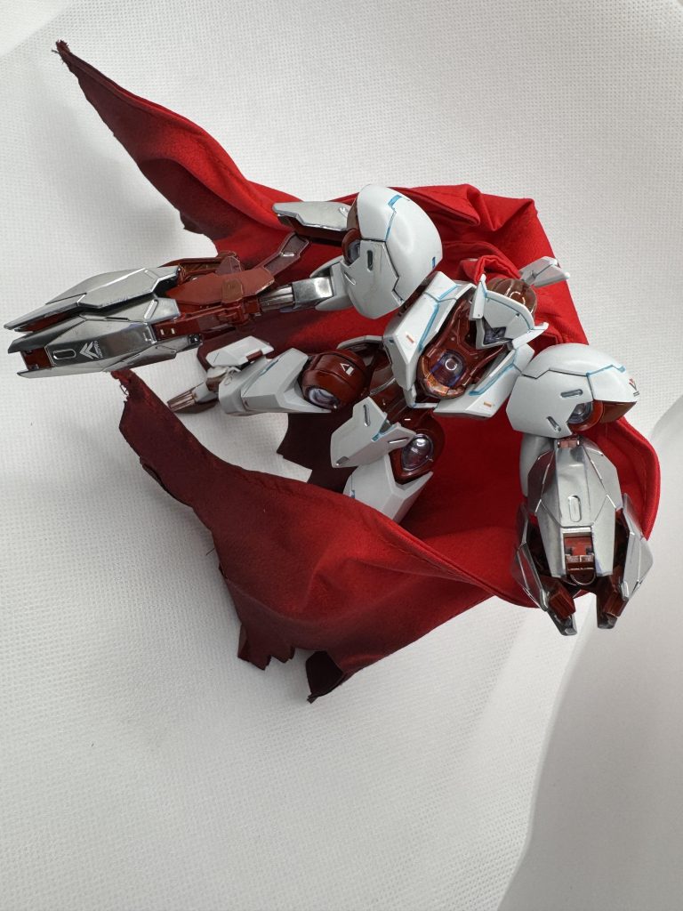 マントとポーズで下半身めえないようにしてますが、かなり逆三角形で足元ヘニャヘニャな格好なんです