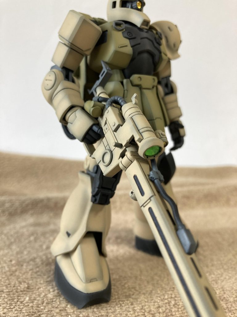 キットだとライフルの中の鉄棒を交換するハッチがモールドされていないため、劇中でどう交換していたか確認しながらハッチを再現しました(開かないですが…)そもそもアノ鉄棒は何なんですか!?他のビーム系ライフルにはあんなギミック無いのですが…