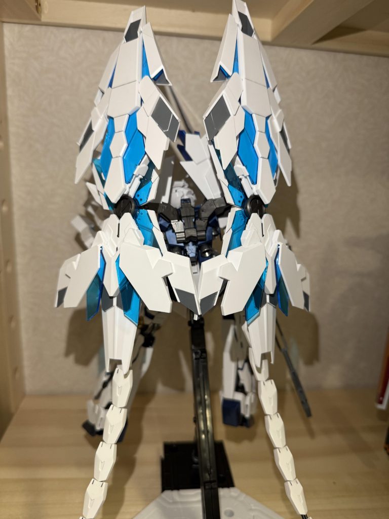 背面見ずらいですが、バックパックのノズルなどにガンダムマーカーの銀メッキのやつで塗っています。デカールは貼ってないです。パーツがポロポロ取れたりするので諦めました。