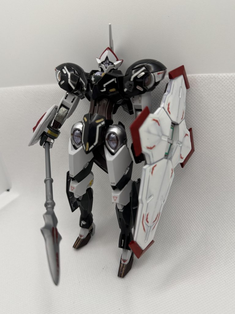 写真下手ですが気にせず。デカールが見えるように下地をブラックグレーにして、大型の盾配備しました。