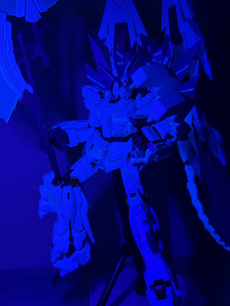 おまけブルーライトで照らしてみました。...光っているのかあんまわからん