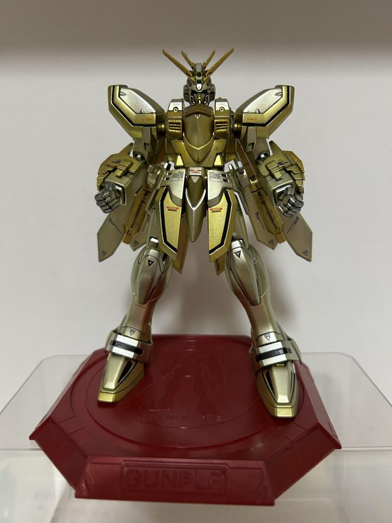 塗装は主にガンダムマーカーの・ホワイトゴールド・イエローゴールド・部分的にMr.カラーのラフゴールド