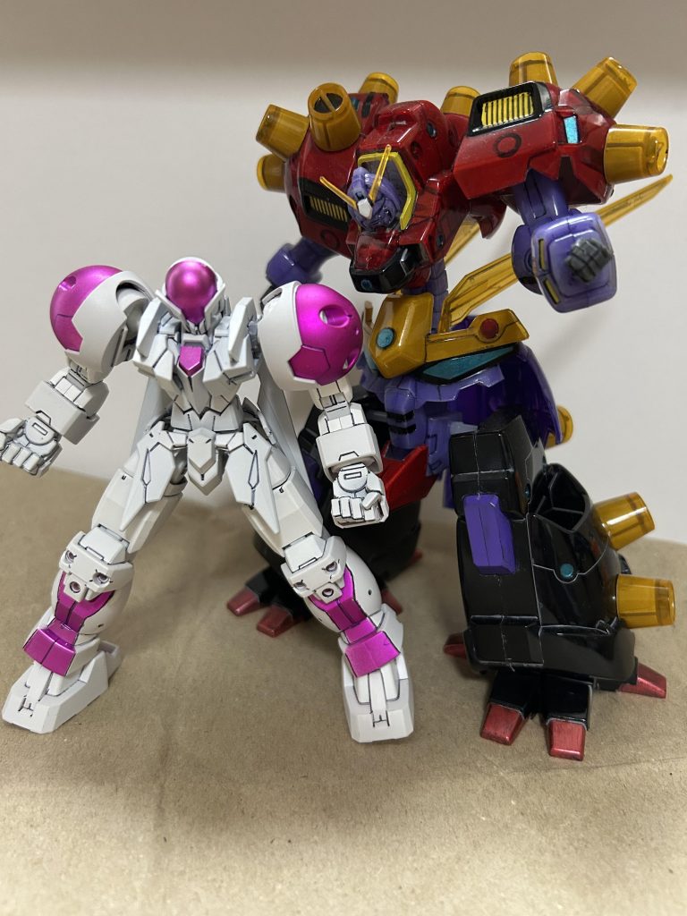 （対するはなんと前回、全世界を恐怖と混乱に落とし、また各国が力を合わせるきっかけにもなったガンダムデビルガンダムと別の世界から来たというアルス・アースリー・フリーザガンダム　！その実力は如何なるものか！？チーム［チームアルティメット］それでは！ガンダムファイトReady ……GOーーーー！！！！）