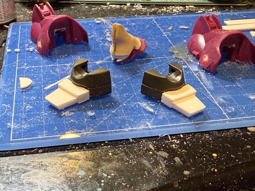 つま先はディランザだと無いので.プラバンでギャンっぽくしました.