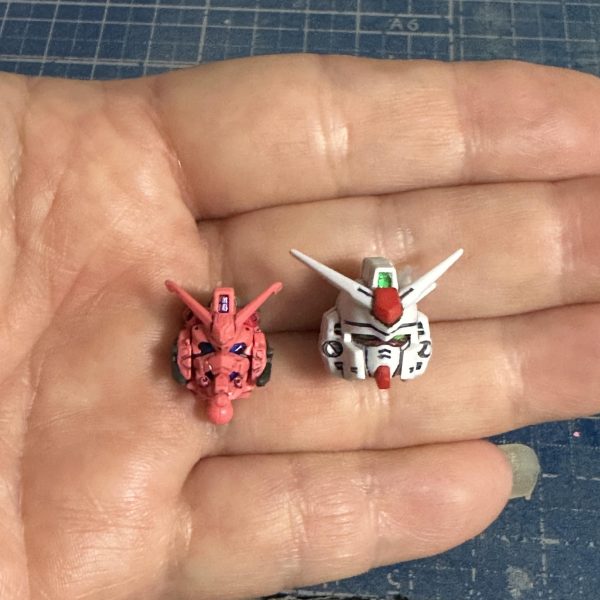 ＨＧＵＣ赤いガンダム(gMS-α)です。とりあえず上半身。スミ入れ、ツヤ消しトップコート。久しぶりのＨＧ(1/144)。覚悟はしていましたが、老眼＋白内障のポンコツ目玉ではキツすぎです。見えないホント。精密拡大鏡＋拡大鏡で頑張ってます。まぁ、デザイン的に分かってはいましたが、頭部だけで情報量が、、、。比較対象はＭＧダブルゼータ(Ver.ka←FAZZの余剰パーツ)とＨＧＵＣステイメン。しかし、どうしようかな、消えた画像、、、。（6枚目）