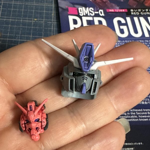 ＨＧＵＣ赤いガンダム(gMS-α)です。とりあえず上半身。スミ入れ、ツヤ消しトップコート。久しぶりのＨＧ(1/144)。覚悟はしていましたが、老眼＋白内障のポンコツ目玉ではキツすぎです。見えないホント。精密拡大鏡＋拡大鏡で頑張ってます。まぁ、デザイン的に分かってはいましたが、頭部だけで情報量が、、、。比較対象はＭＧダブルゼータ(Ver.ka←FAZZの余剰パーツ)とＨＧＵＣステイメン。しかし、どうしようかな、消えた画像、、、。（5枚目）
