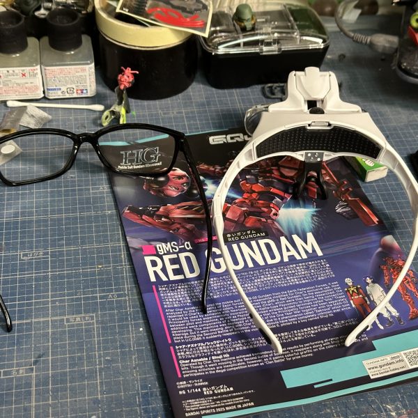 ＨＧＵＣ赤いガンダム(gMS-α)です。とりあえず上半身。スミ入れ、ツヤ消しトップコート。久しぶりのＨＧ(1/144)。覚悟はしていましたが、老眼＋白内障のポンコツ目玉ではキツすぎです。見えないホント。精密拡大鏡＋拡大鏡で頑張ってます。まぁ、デザイン的に分かってはいましたが、頭部だけで情報量が、、、。比較対象はＭＧダブルゼータ(Ver.ka←FAZZの余剰パーツ)とＨＧＵＣステイメン。しかし、どうしようかな、消えた画像、、、。（7枚目）